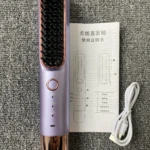 Cepillo alisador inalámbrico morado con cable USB y manual de instrucciones.