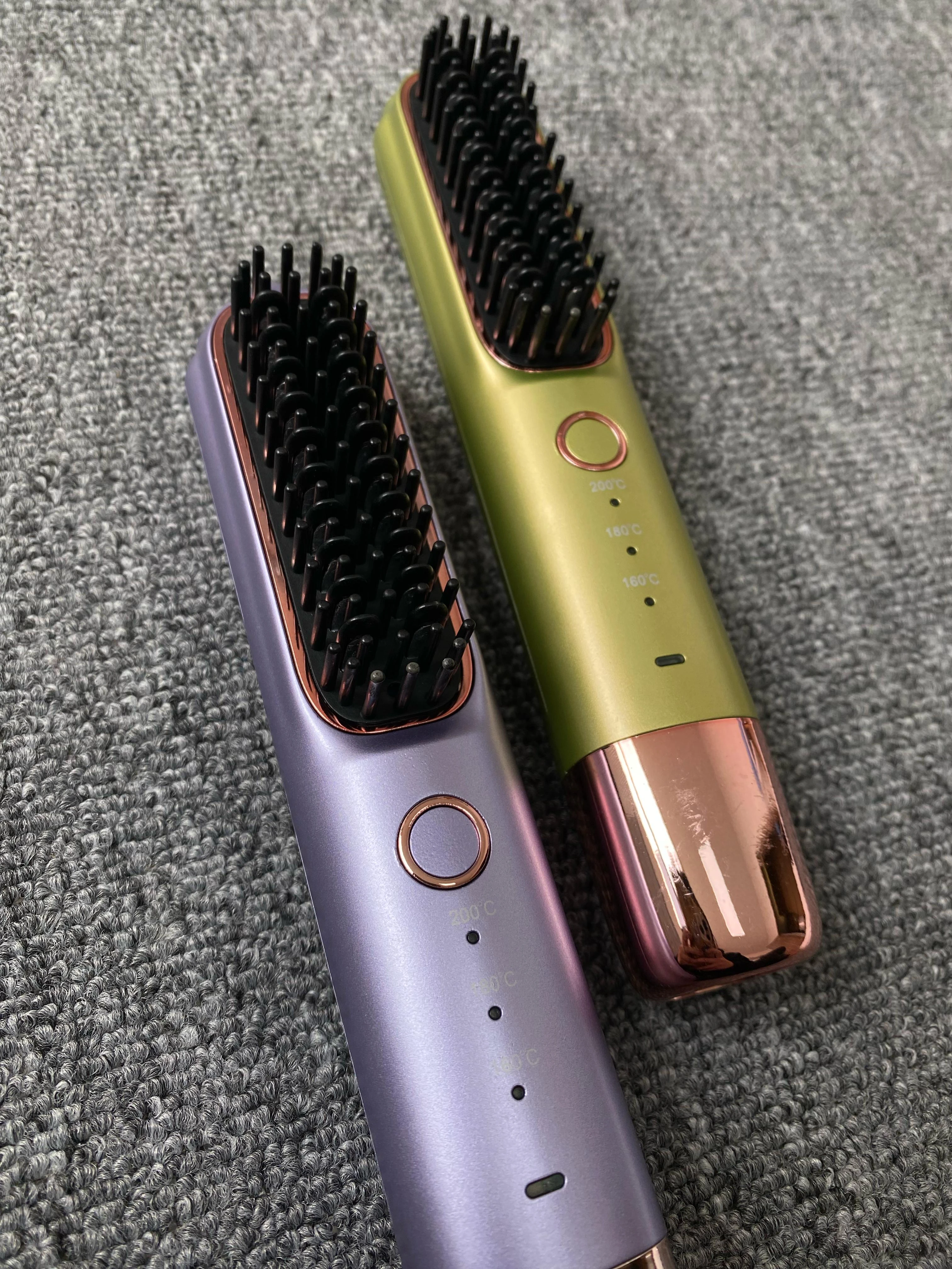 Cepillo alisador de cabello inalámbrico morado y verde con configuración de temperatura.