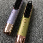 Cepillo alisador de cabello inalámbrico violeta y verde con acabado espejo