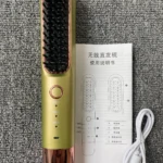 Cepillo alisador inalámbrico dorado con cable de carga USB y manual de instrucciones.