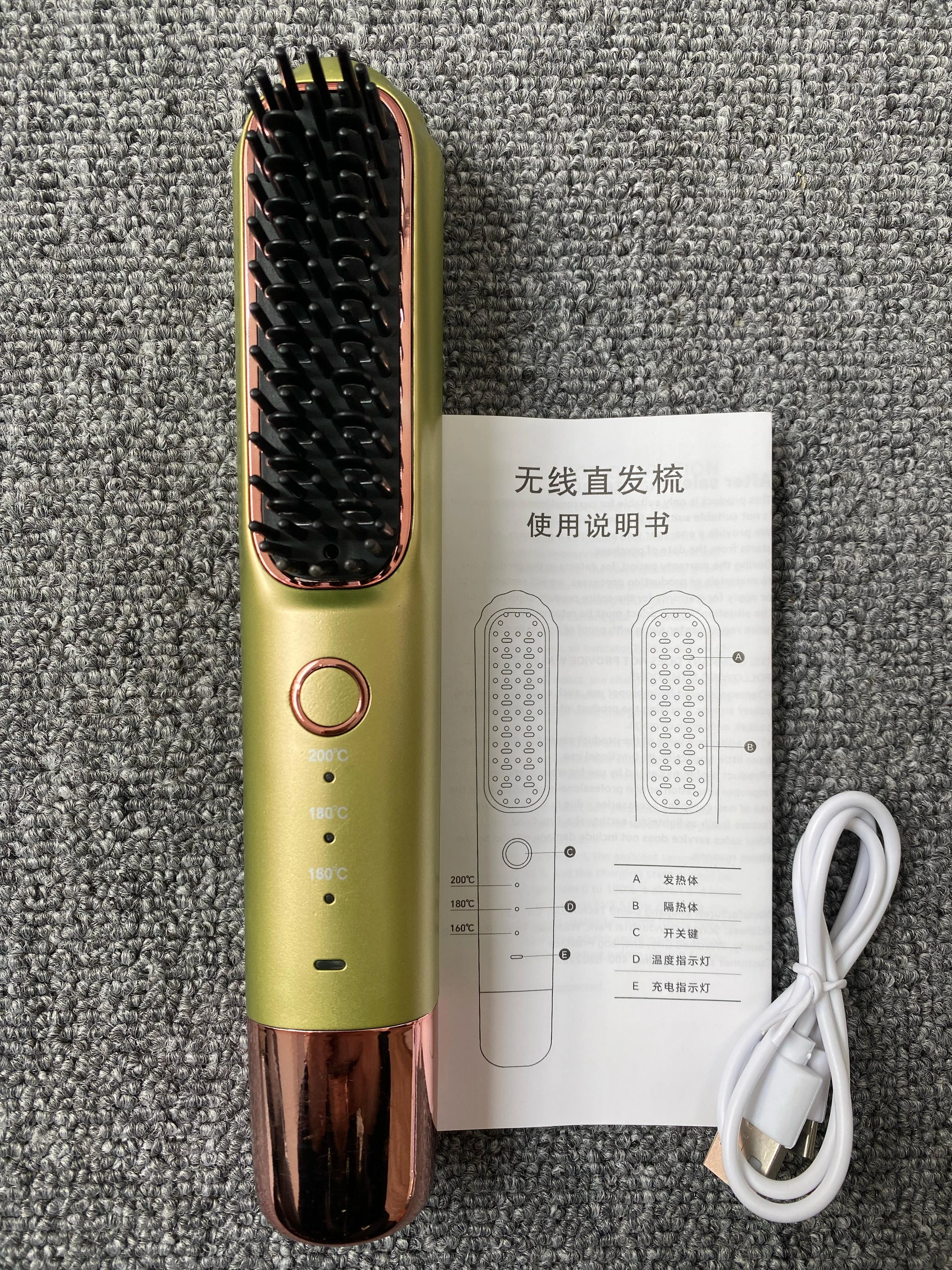 Cepillo alisador inalámbrico dorado con cable de carga USB y manual de instrucciones.
