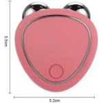 Dispositivo de estiramiento facial rosa en forma de corazón con rodillos metálicos, 5.5cm x 5.2cm.