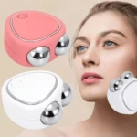 Dispositivo estiramiento facial, rodillos plateados y cuerpo rosa, para el cuidado de la piel.