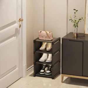 Organizador de zapatos de tela de 3 niveles con bolso rosa y zapatillas blancas y negras.