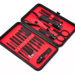 Kit de manicura y cuidado facial en estuche negro con herramientas rojas y negras.