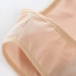 Corrector de postura para mujer, detalle de malla color piel, banda elástica.