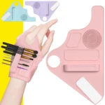 Pulsera de silicona rosa para brochas de maquillaje con compartimentos, ideal para artistas.