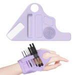 Pulsera soporte para brochas de maquillaje que se ajusta a la mano, ideal para aplicación fácil.