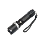 Linterna de seguridad negra con cargador incluido, resistente y portátil, ideal para emergencias.