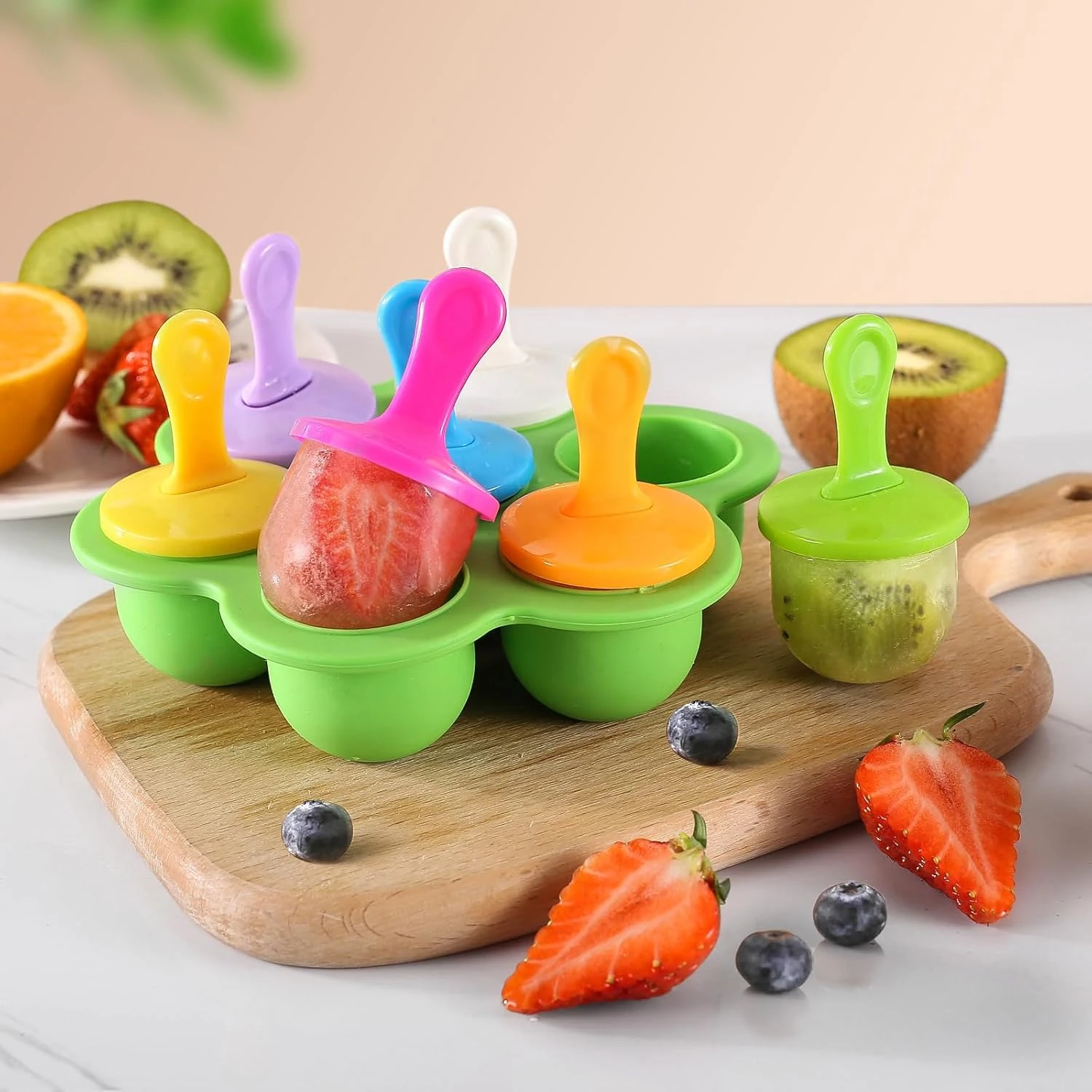 Molde de silicona para helado de fruta para bebé con fresas y kiwi.