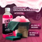 Shampoo CAR para autos concentrado, fórmula espumante que no daña el encerado ni opaca la pintura.