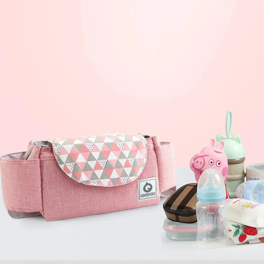 Bolso organizador para coche de bebé con estampado geométrico, divisores laterales y compartimentos.