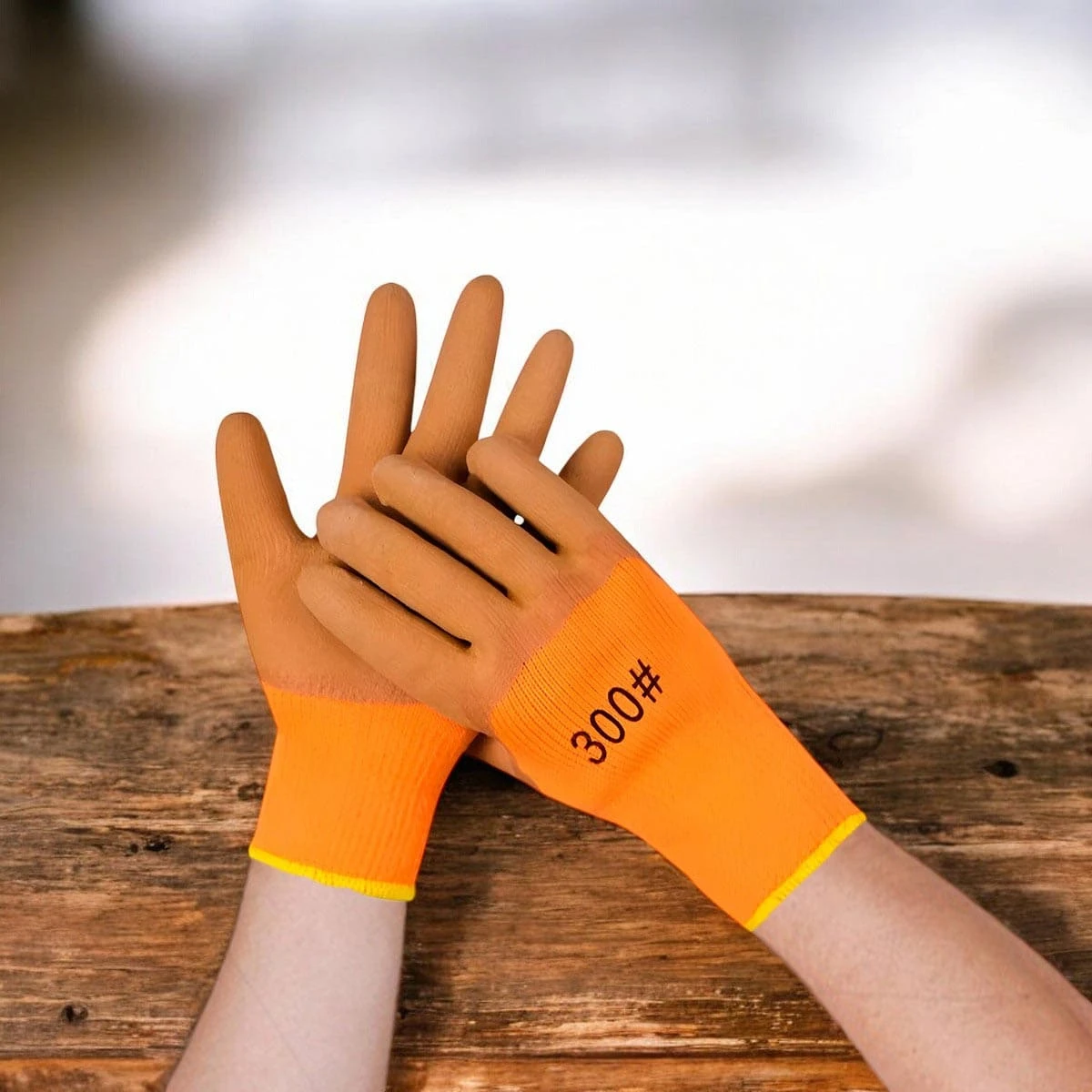 Guantes de trabajo naranjas Gp-300 con detalle "300#" para máxima protección.