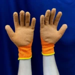 Guantes protección trabajo GP-300, color naranja y amarillo, vistos de frente, manos abiertas.