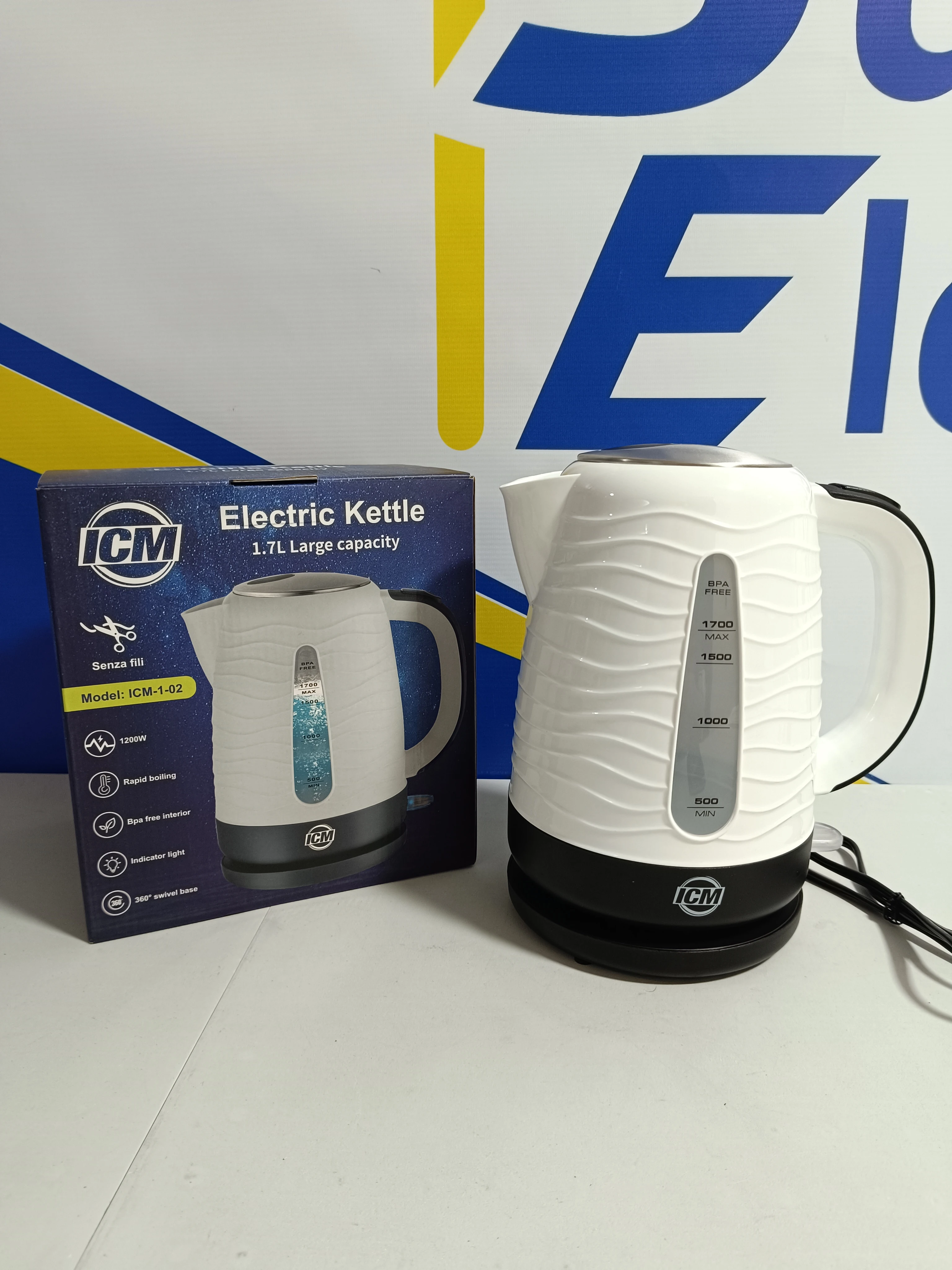 Tetera Icm 1.7L 1200W con indicador de nivel y base giratoria 360°.