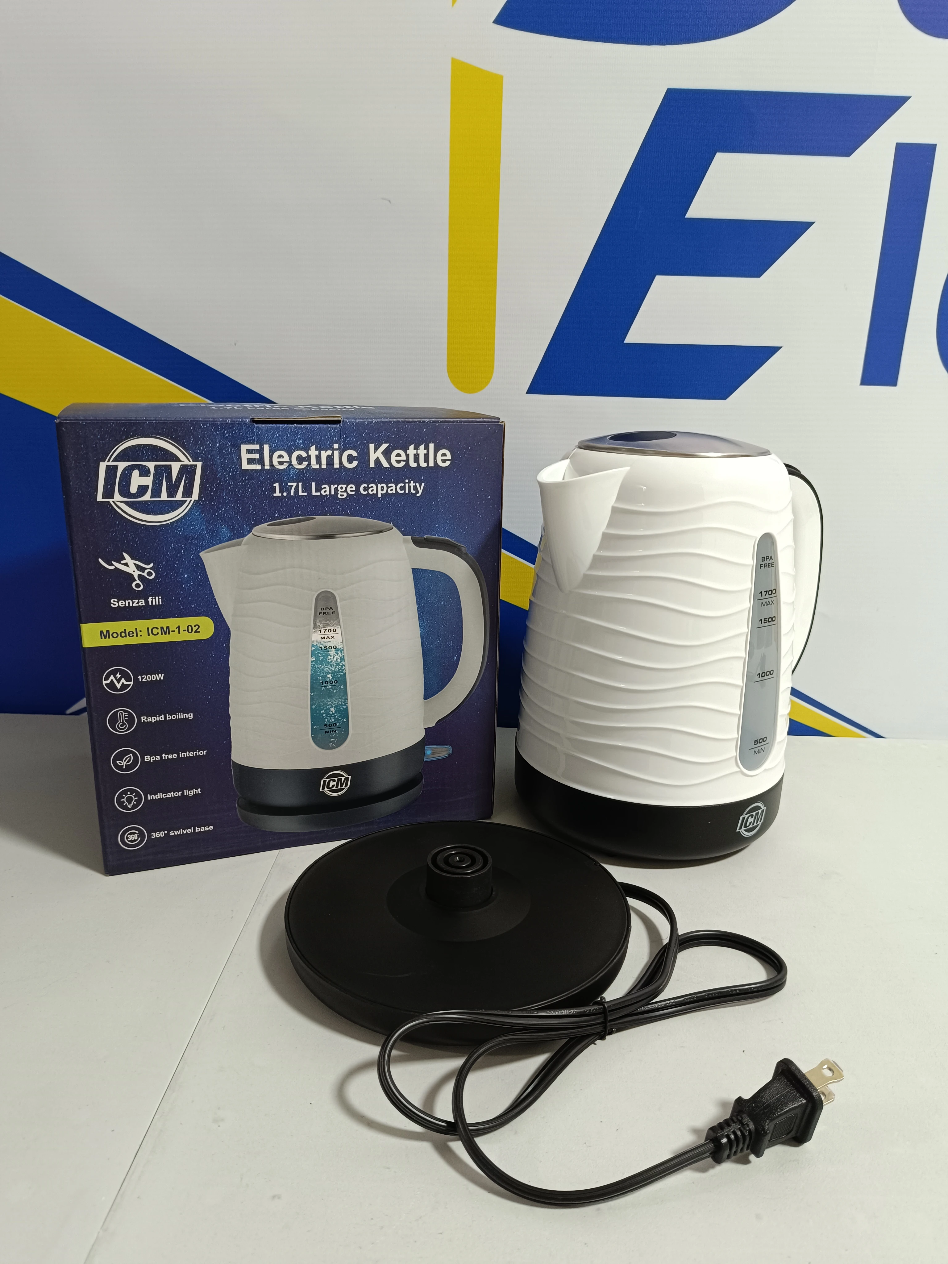 Tetera hervidor de agua ICM 1.7L, diseño moderno y base giratoria 360°, ideal para cualquier cocina.