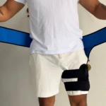 Hombre con soporte de ciática para la pierna, banda azul y soporte negro en el muslo.