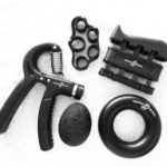 Kit de fortalecimiento de agarre de mano con 4 herramientas: expansor, huevo, anillo y fortalecedor.