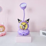 Lámpara de escritorio morada con Kuromi, diseño kawaii con orejas de gato y base de dona.