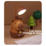 Lámpara capibara con luz suave para proteger tu vista, ideal para estudio y lectura.