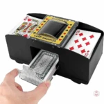 Barajador de cartas Zo con rey de corazones, 8 de diamantes y mazo saliendo.