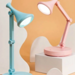 Lámpara de escritorio pequeña Zo azul y rosa, ideal para niños y estudiantes.
