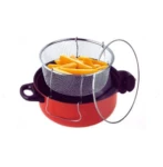 Olla vaporera y freidora 3 en 1 con canasta y papas fritas, fondo rojo.