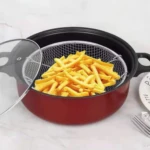 Olla al vapor y freidora 3 en 1 con cesta llena de papas fritas doradas.