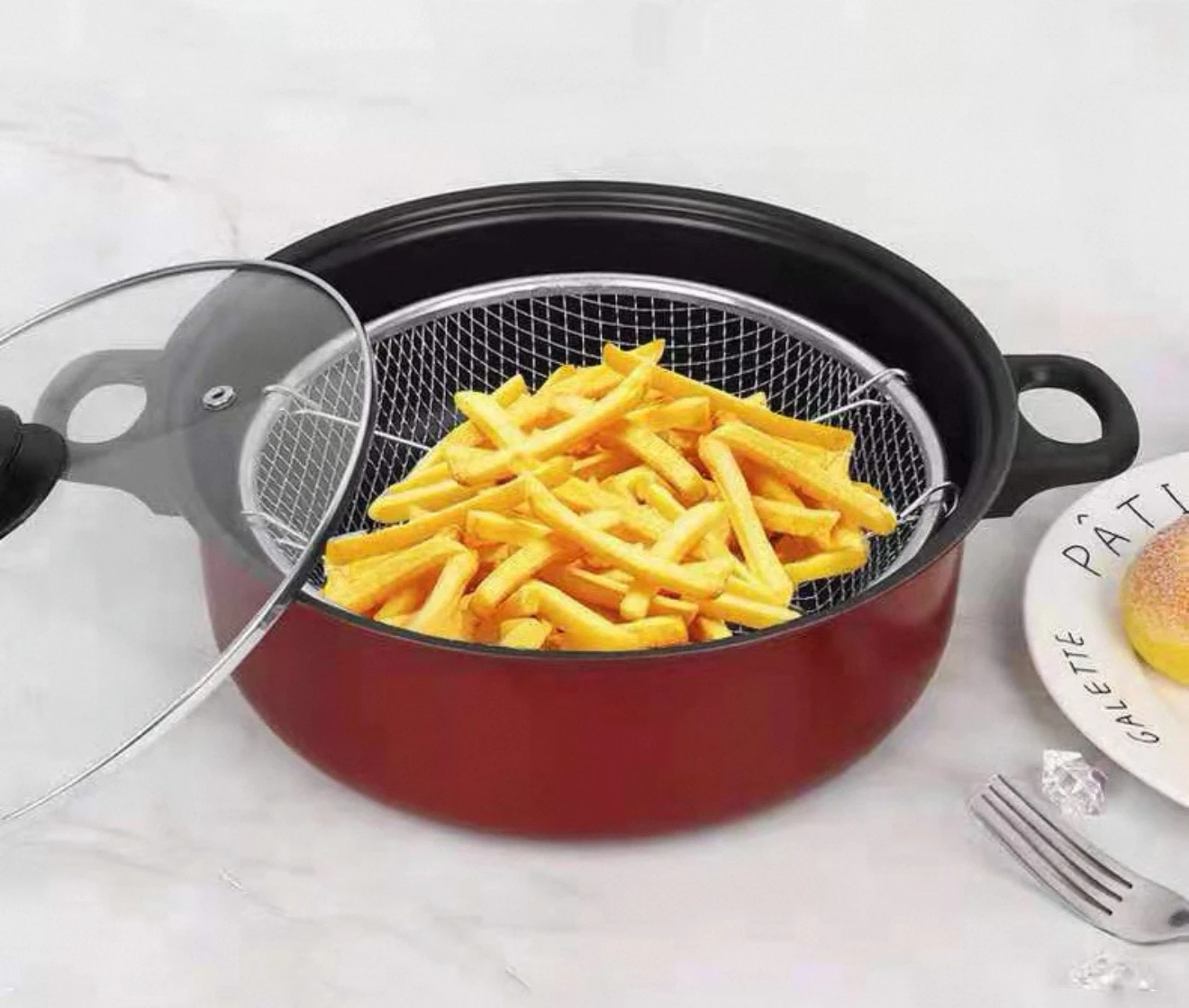 Olla al vapor y freidora 3 en 1 con cesta llena de papas fritas doradas.