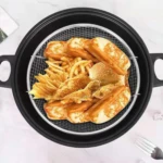 Olla vapor y freidora 3 en 1 con pollo frito, papas y pan.