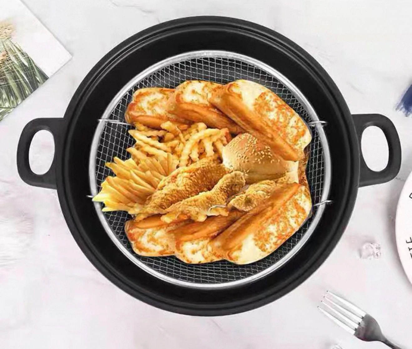 Olla vapor y freidora 3 en 1 con pollo frito, papas y pan.