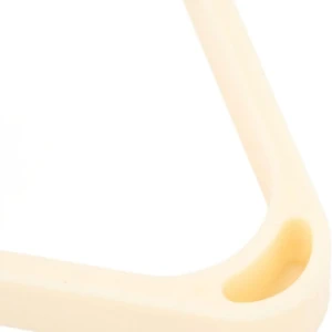 Marco triangular de billar beige sobre fondo blanco, primer plano.