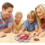 Familia jugando Basta Interactivo Palabras, juego de mesa con letras y tarjetas.