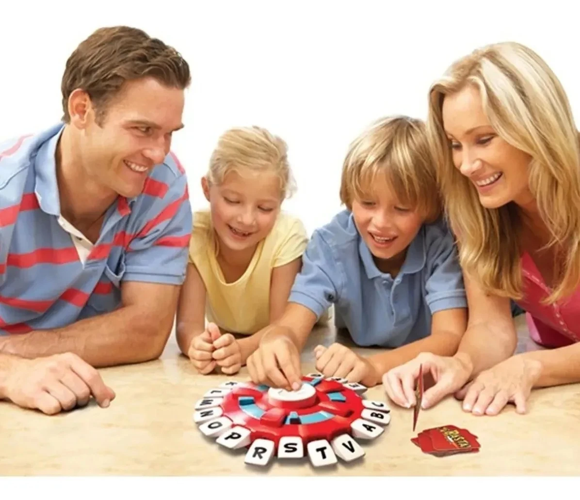 Familia jugando Basta Interactivo Palabras, juego de mesa con letras y tarjetas.