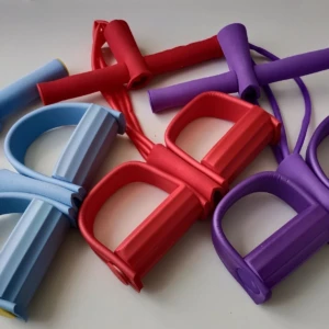 Bandas elásticas de resistencia para ejercicios en varios colores, con mangos ergonómicos.