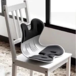 Espaldar corrector de postura para silla, apoyo ergonómico en blanco y negro.