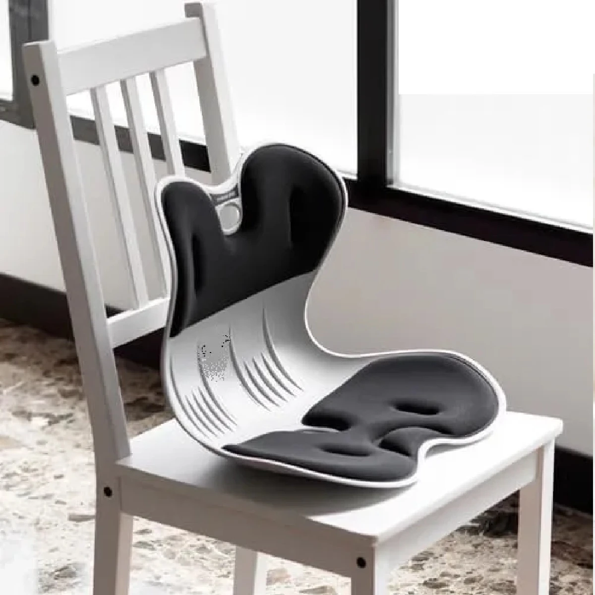 Espaldar corrector de postura para silla, apoyo ergonómico en blanco y negro.