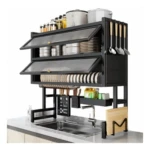 Estante escurridor de platos de 2 niveles sobre el lavaplatos con puertas de vidrio y accesorios de cocina.