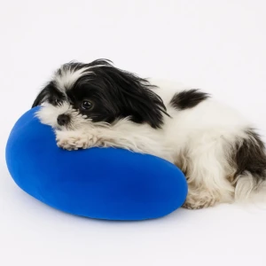 Shih Tzu duerme en almohada azul para mascotas, cómodo y suave.