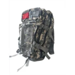 Mochila táctica militar 50L camuflada con banderas de China y EE.UU. para viaje.
