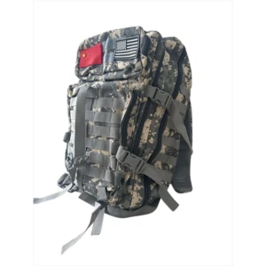 Mochila táctica militar 50L camuflada con banderas de China y EE.UU. para viaje.