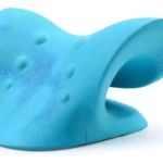 Almohada azul para estirar la espalda, con relieve y diseño ergonómico para alivio.