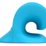 Almohada azul para estirar y aliviar la espalda con diseño curvo y base ancha.