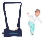 Arnés azul para ayudar a bebés a caminar, con un niño en pantalones verdes intentando dar pasos.