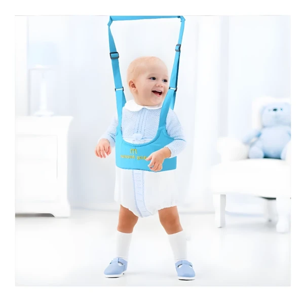 Arnés de entrenamiento para caminar, bebé sonriente en arnés azul y blanco, aprendiendo a dar sus primeros pasos.