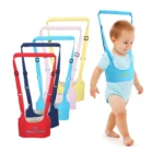 Arnés de entrenamiento para caminar para bebé, con diseño de tirantes ajustables en varios colores.