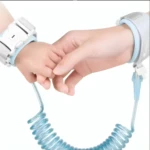 Arnés muñequera anti-pérdida con correa en espiral azul para sujetar niño y adulto.