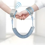 Arnés muñequera anti-pérdida para niños, conecta muñecas con cordón retráctil seguro.