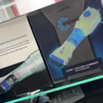 V-Comb: aspiradora de piojos y liendres con cerdas metálicas y luz LED.