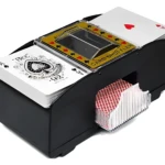 Barajador automático de cartas Zo mezclando mazos de naipes Bee y corazón.